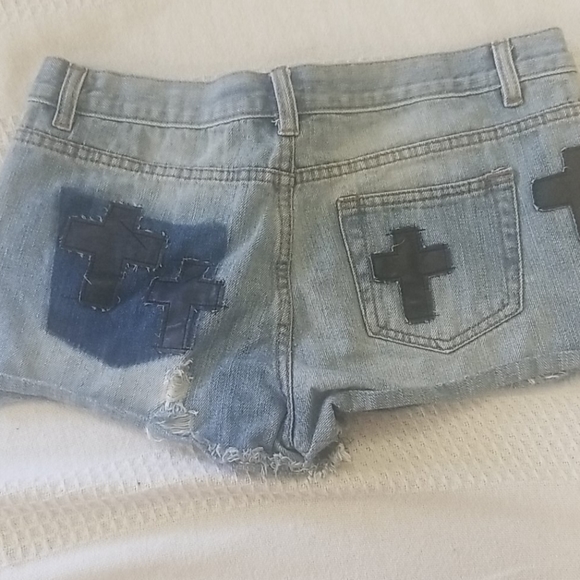 SOLD!  TRENDY - Jean Shorts/Cutoffs, Size Medium - Picture 2 of 3